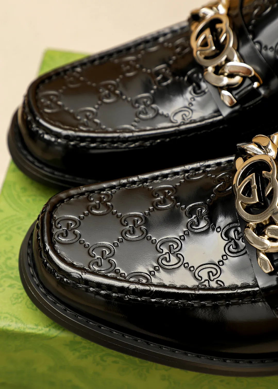 Men's shoes 💰480 💐 Product trademark: GUCCI "Gucci" casual leather shoes Regular size: 38-44 (45.46🉑️customized) Product materials: Selected imported first-layer open-edge beaded cowhide embossed upper + luxury hardware buckle, imported water-dyed cowhide leather lining. Strong three-dimensional visual effect, original outsole color: 2 colors available